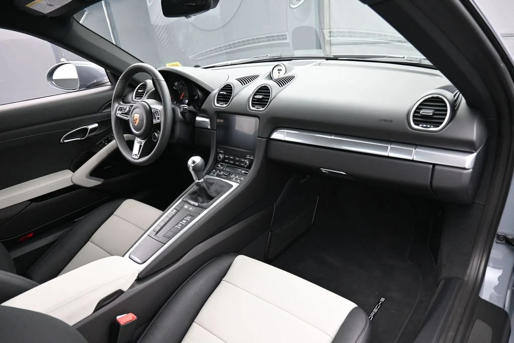 2024 Porsche 718 Cayman Style Edition interior, Black/Chalk