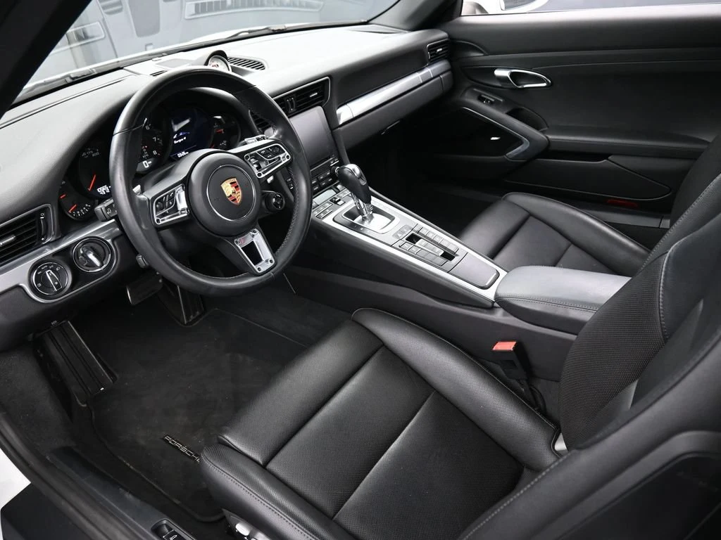 2019 Porsche 911 Targa 4 interior, Black