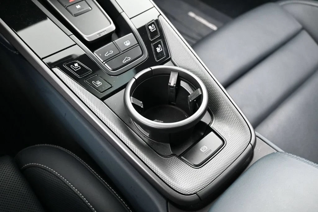 2020 Porsche 911 Carrera interior, center console, Graphite Blue