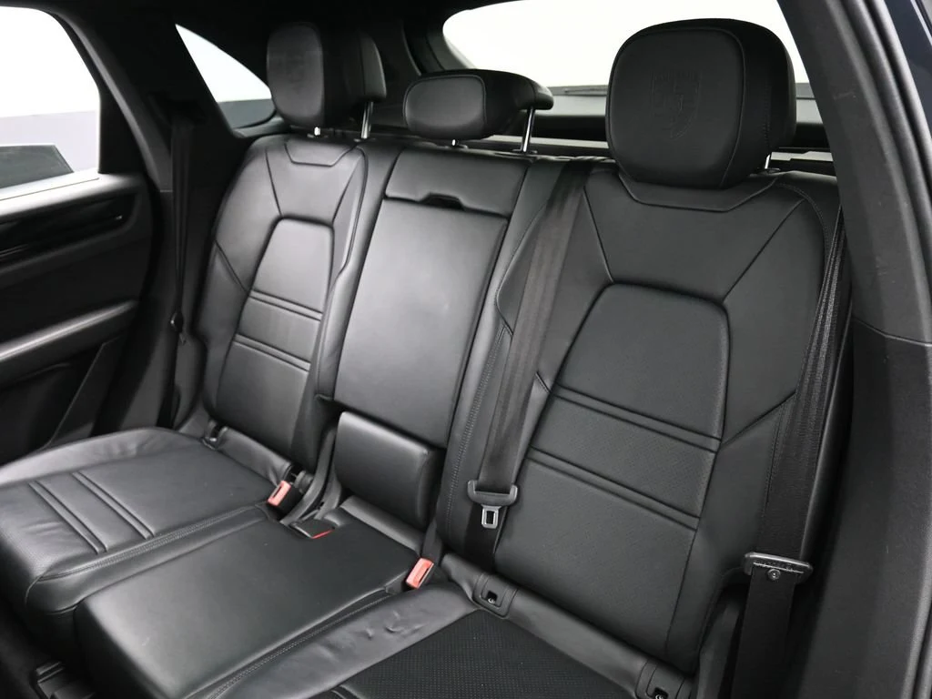 2022 Porsche Cayenne interior, seats, Black