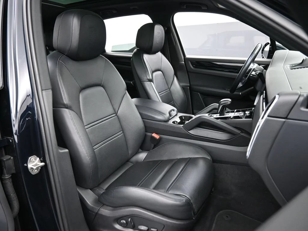 2022 Porsche Cayenne interior, seats, Black