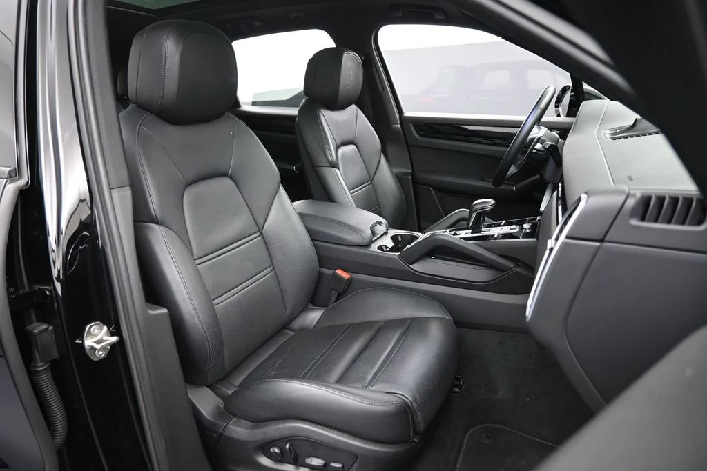 2023 Porsche Cayenne interior, seats, Black