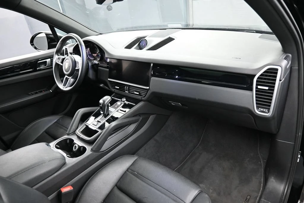 2023 Porsche Cayenne interior, Black