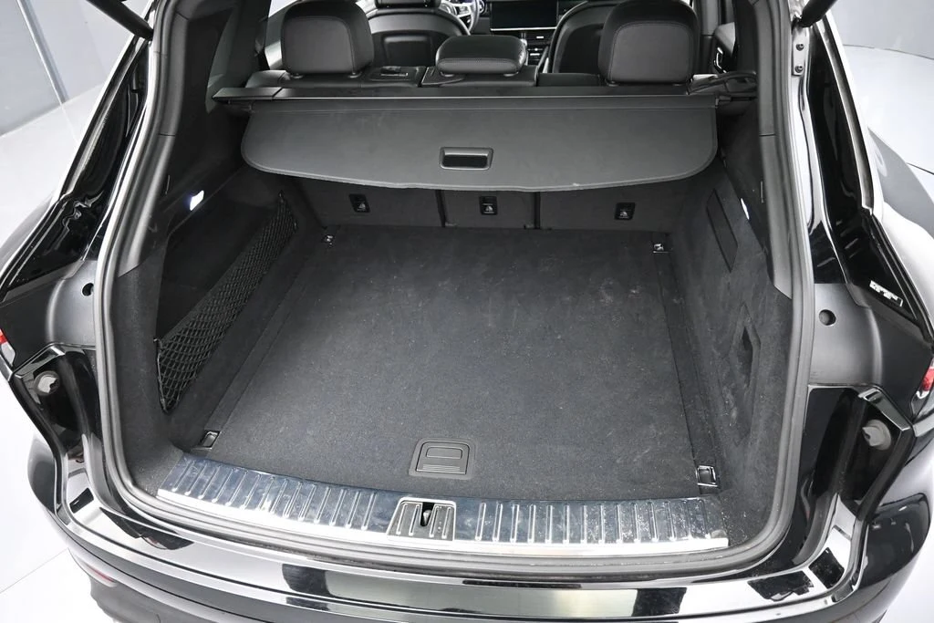 2023 Porsche Cayenne trunk