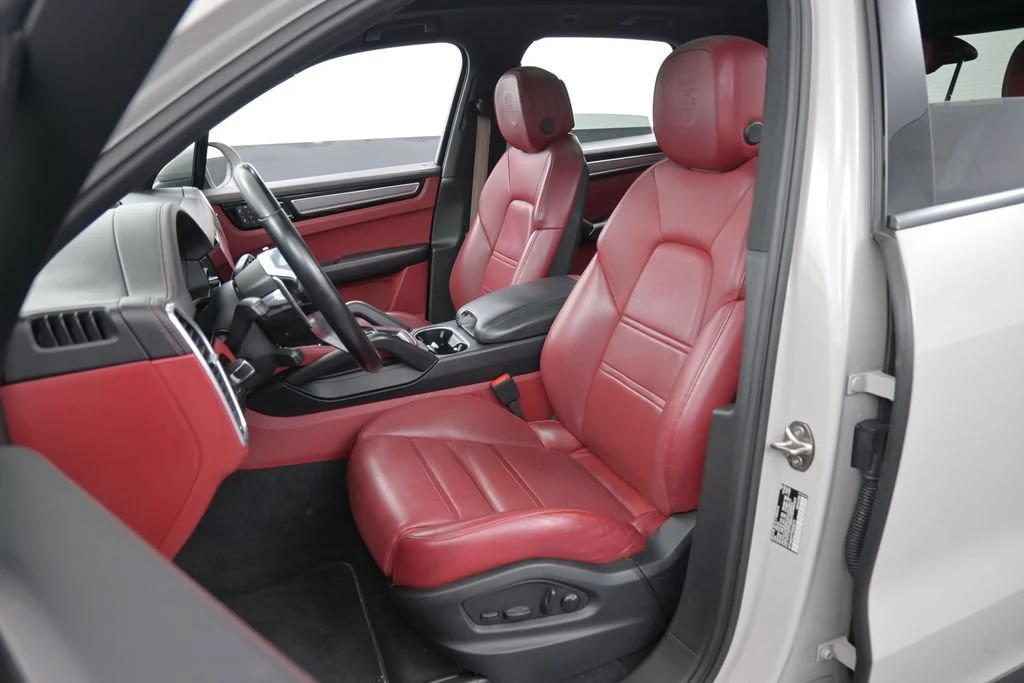 2023 Porsche Cayenne Platinum Edition interior, seats, Black/Bordeaux Red