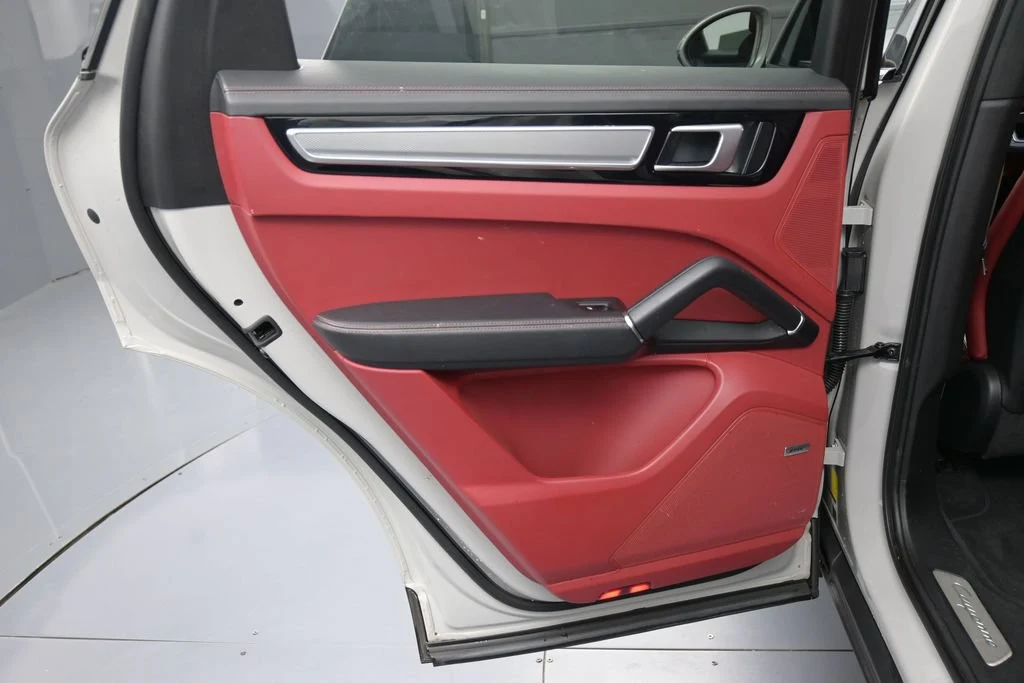 2023 Porsche Cayenne Platinum Edition interior, door panel, Black/Bordeaux Red