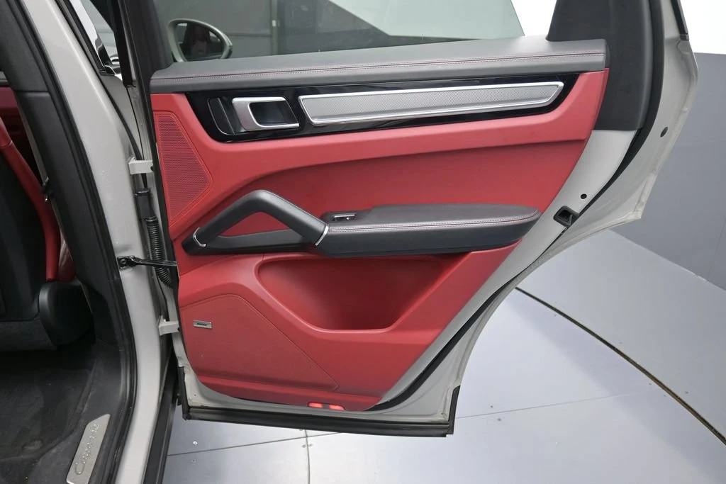 2023 Porsche Cayenne Platinum Edition interior, door panel, Black/Bordeaux Red