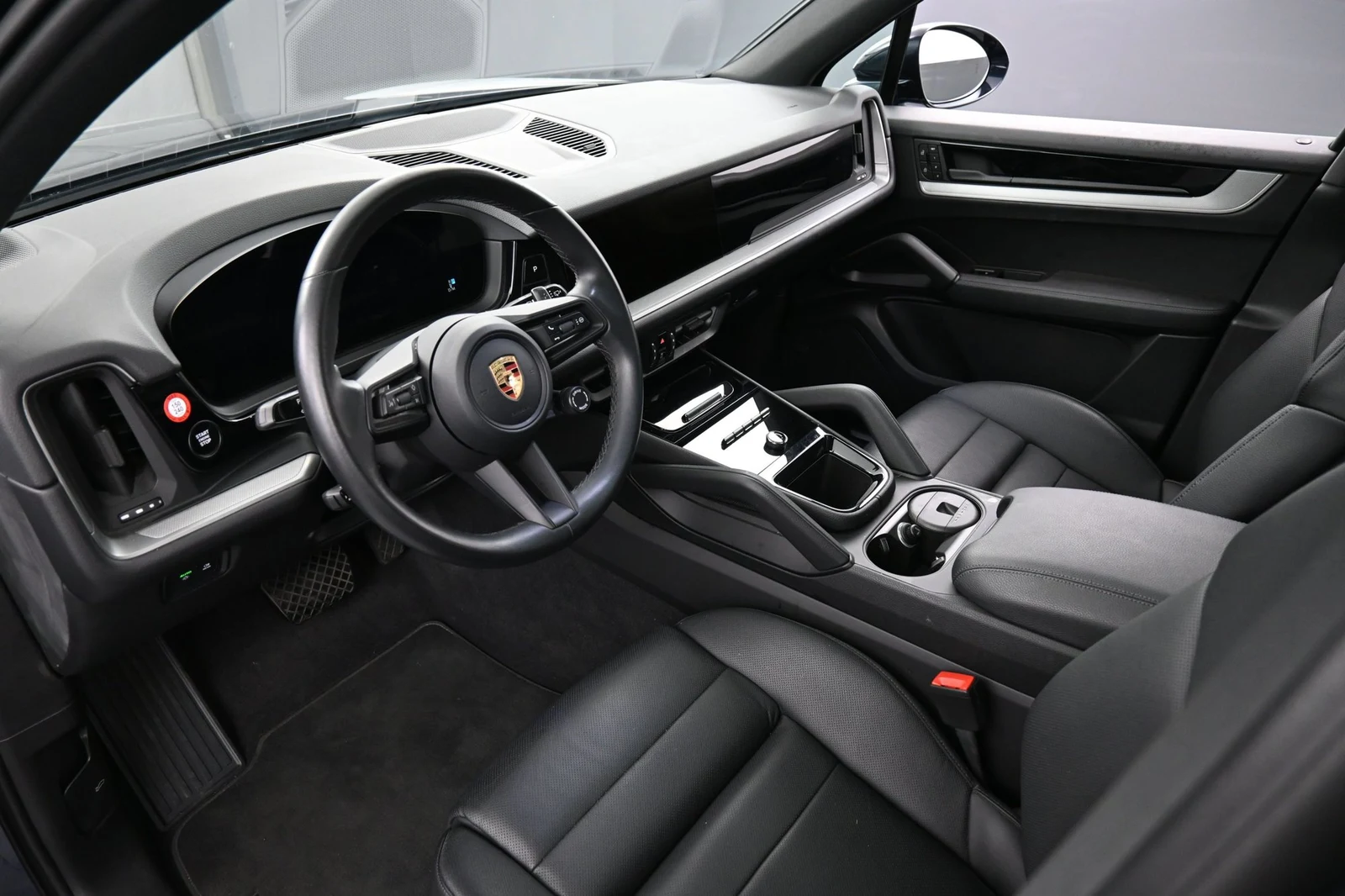 2024 Porsche Cayenne interior, Black