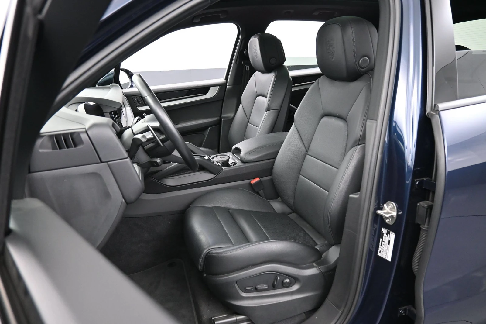 2024 Porsche Cayenne interior, seats, Black
