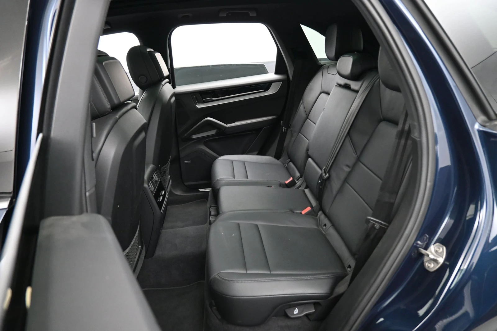 2024 Porsche Cayenne interior, seats, Black