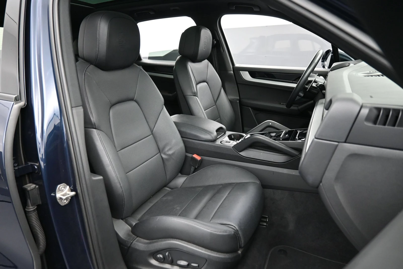 2024 Porsche Cayenne interior, seats, Black