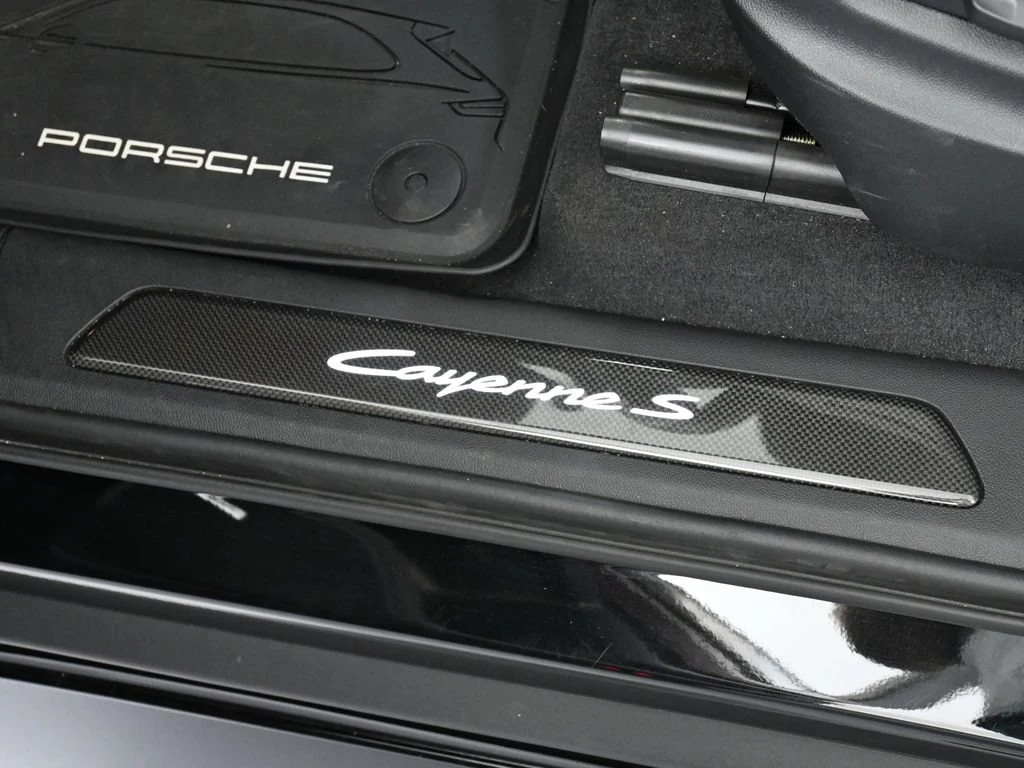2025 Porsche Cayenne S interior, door sill, Black/Bordeaux Red
