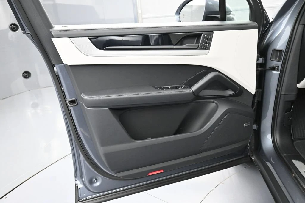 2026 Porsche Cayenne S interior, door panel, Black/Chalk