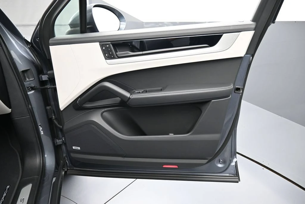 2026 Porsche Cayenne S interior, door panel, Black/Chalk