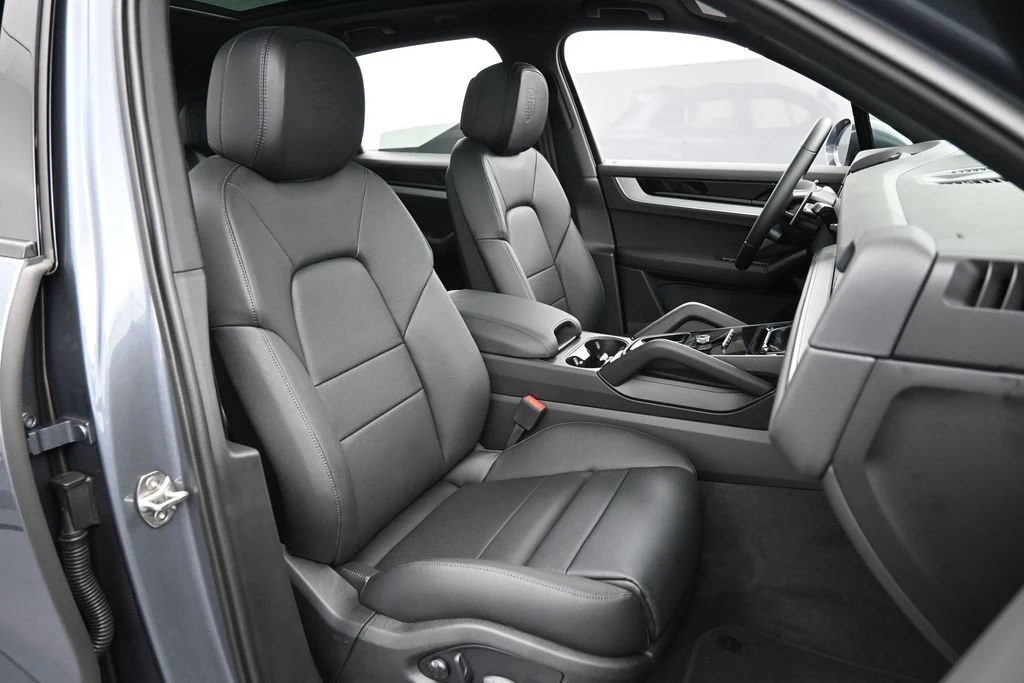2026 Porsche Cayenne interior, seats, Black