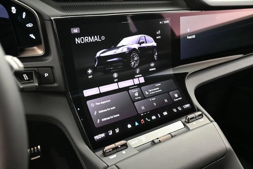 2026 Porsche Cayenne Turbo Electric interior, Black