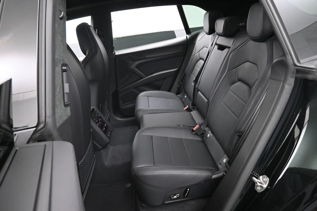 2026 Porsche Cayenne Turbo Electric interior, seats, Black