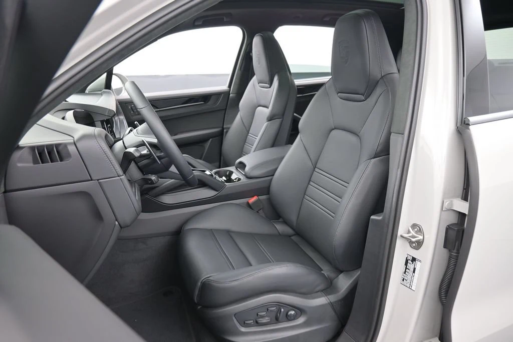 2026 Porsche Cayenne GTS interior, seats, Black