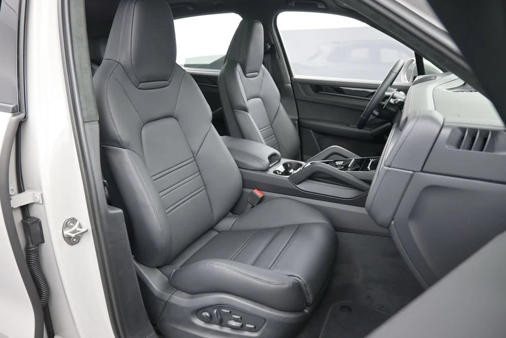 2026 Porsche Cayenne GTS interior, seats, Black