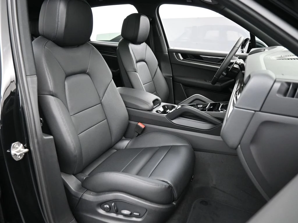 2026 Porsche Cayenne interior, seats, Black