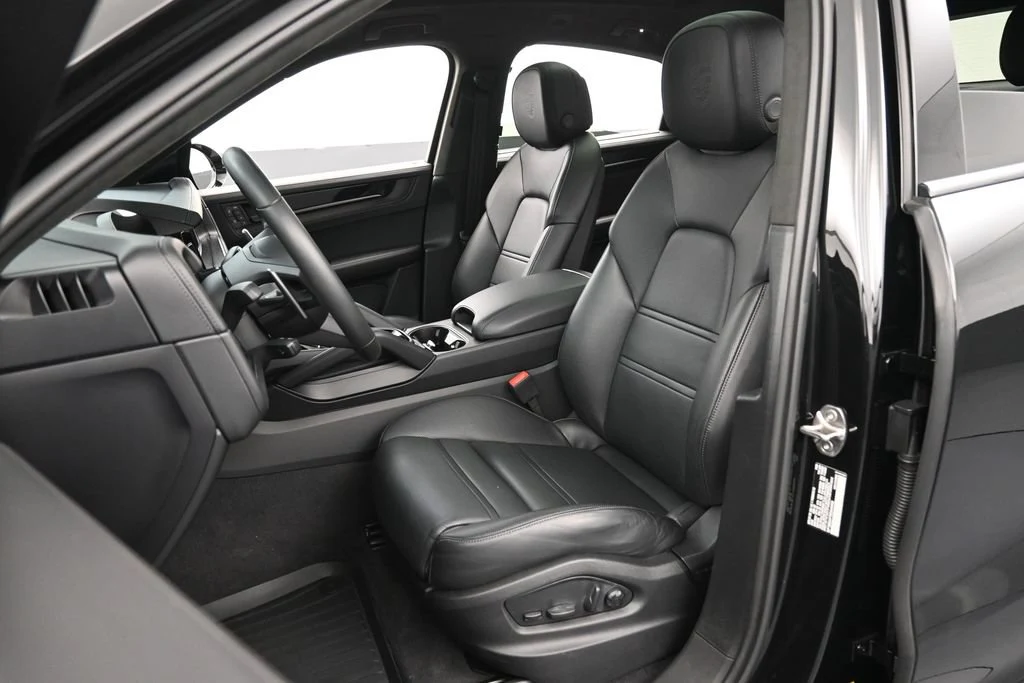 2025 Porsche Cayenne GTS Coupe interior, seats, Black