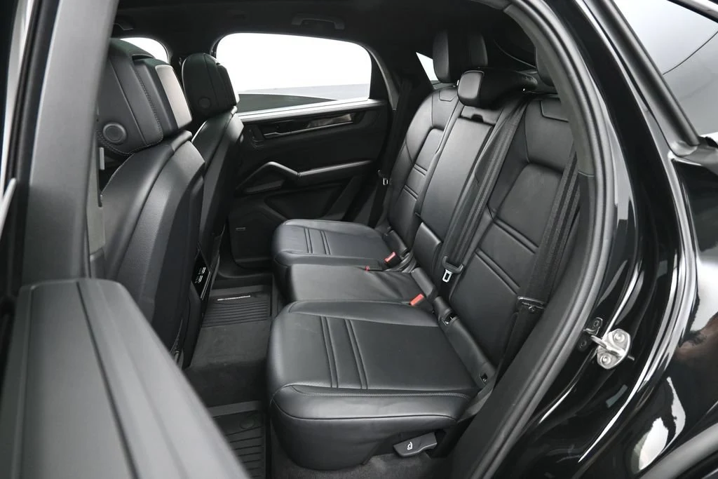 2025 Porsche Cayenne GTS Coupe interior, seats, Black