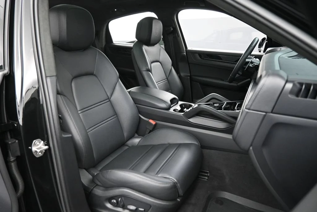 2025 Porsche Cayenne GTS Coupe interior, seats, Black