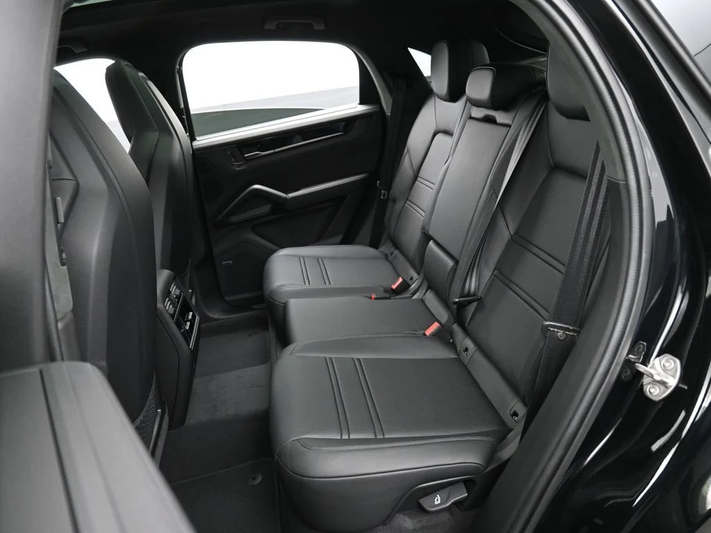 2026 Porsche Cayenne GTS Coupe interior, seats, Black