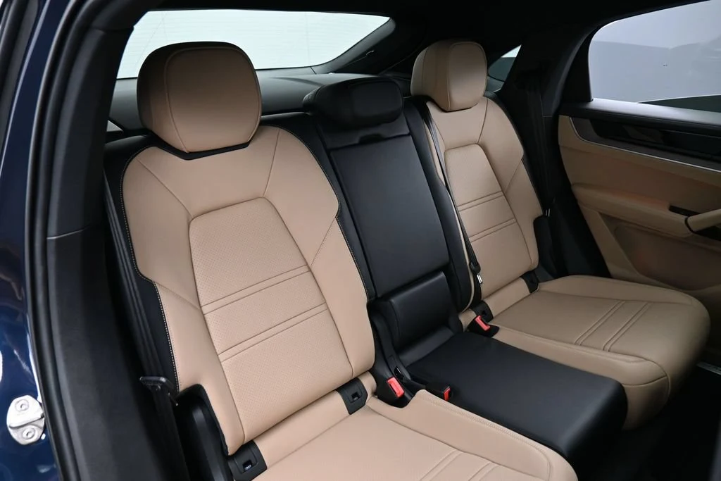 2026 Porsche Cayenne S Coupe interior, seats, Black/Mojave Beige