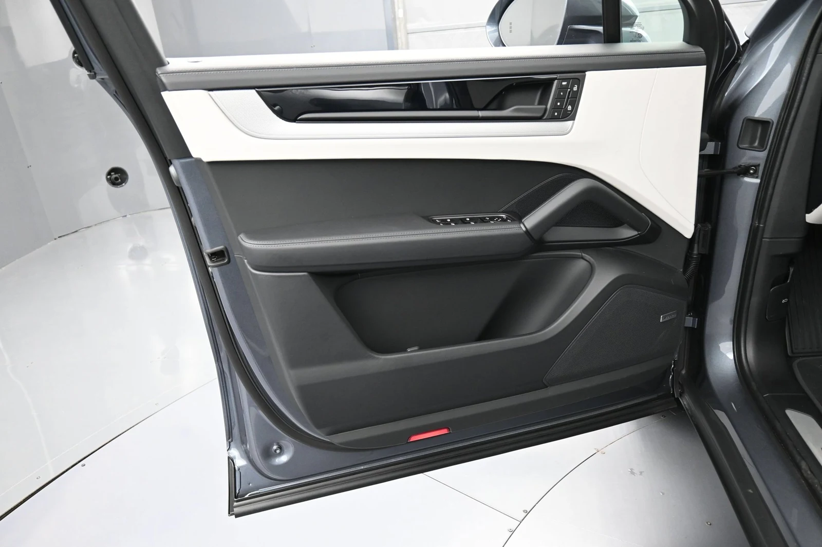 2027 Porsche Cayenne Coupe interior, door panel, Black/Chalk