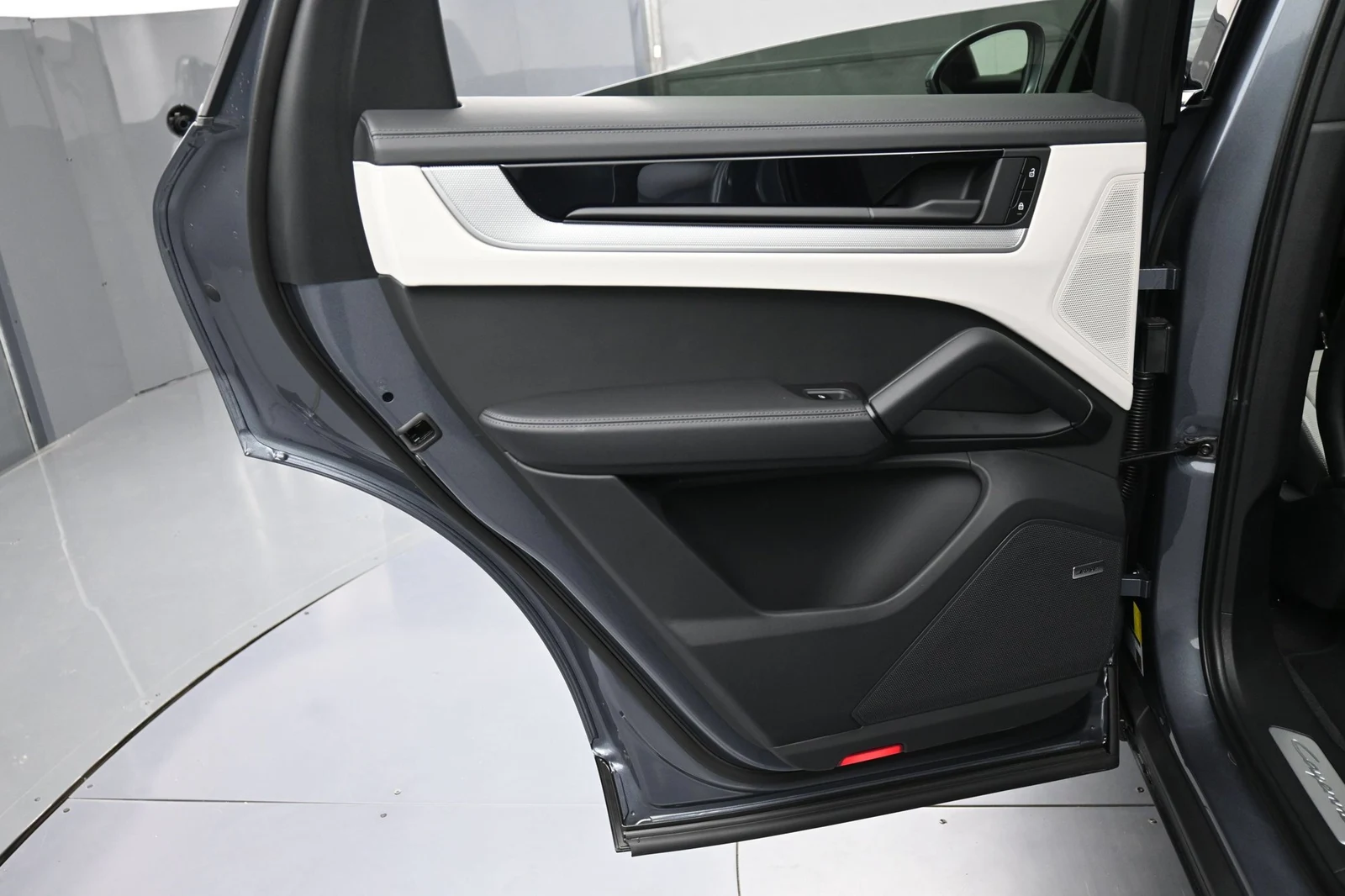 2027 Porsche Cayenne Coupe interior, door panel, Black/Chalk