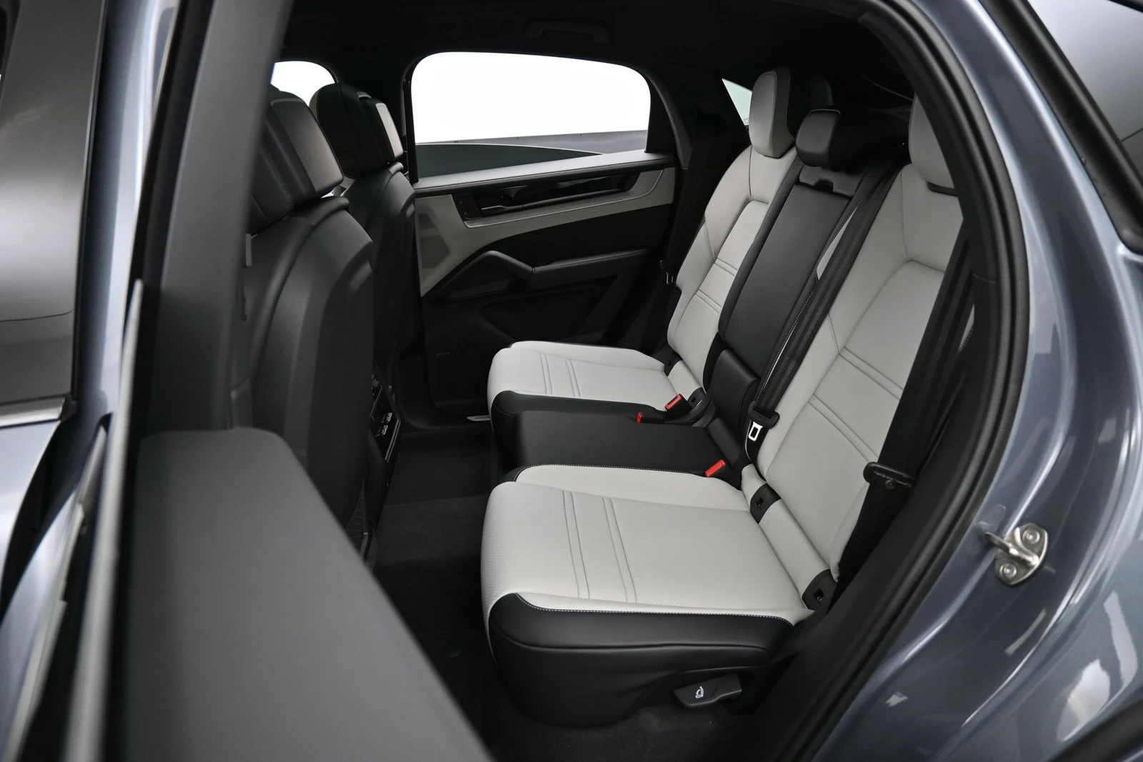 2027 Porsche Cayenne Coupe interior, seats, Black/Chalk