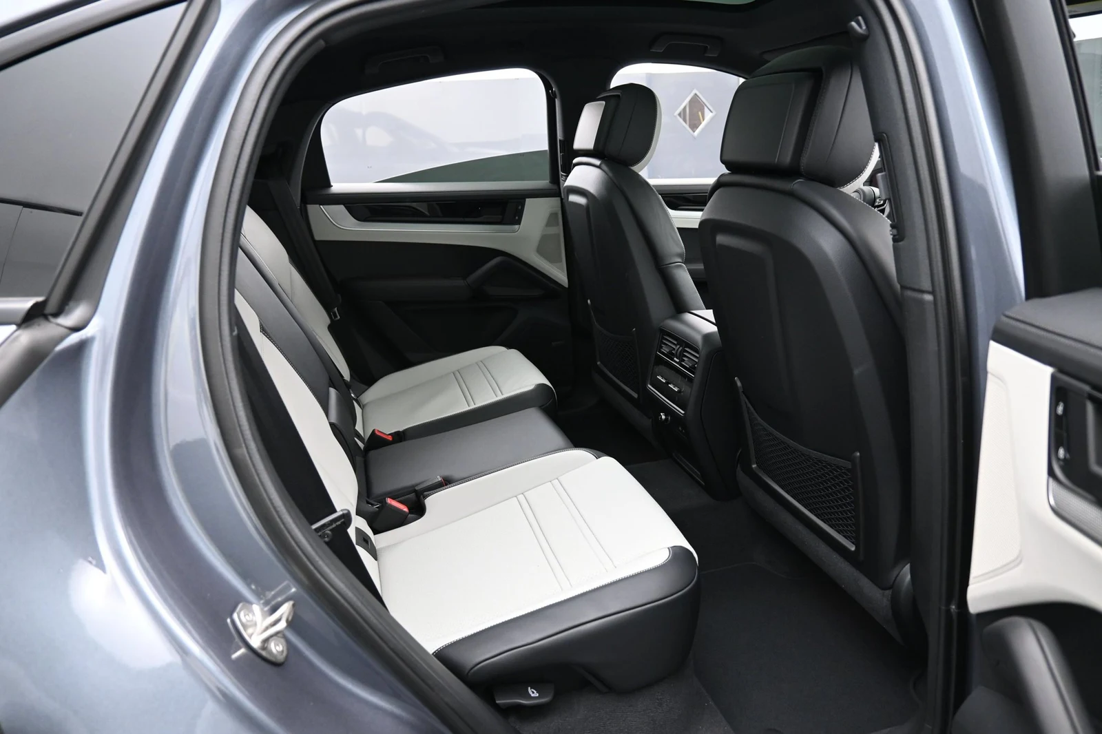 2027 Porsche Cayenne Coupe interior, seats, Black/Chalk