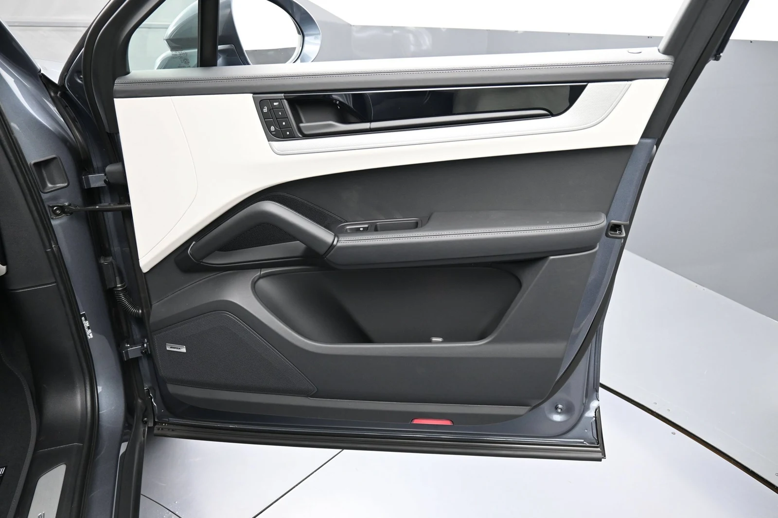 2027 Porsche Cayenne Coupe interior, door panel, Black/Chalk