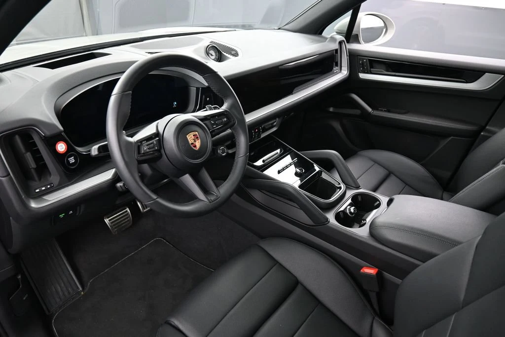 2025 Porsche Cayenne S E-Hybrid interior, Black