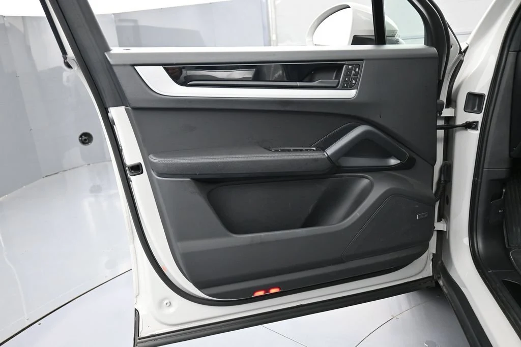 2025 Porsche Cayenne S E-Hybrid interior, door panel, Black