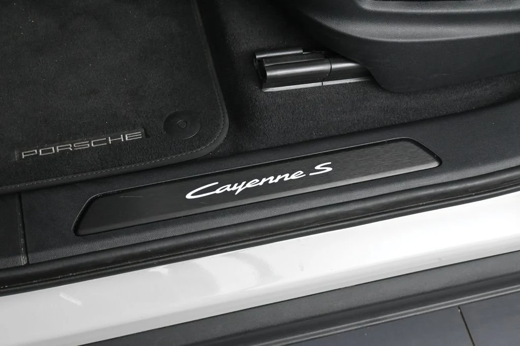2025 Porsche Cayenne S E-Hybrid interior, door sill, Black