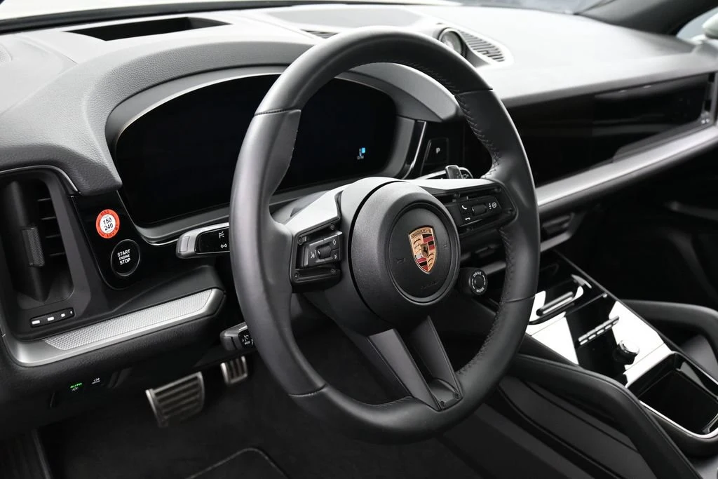 2025 Porsche Cayenne S E-Hybrid interior, Black