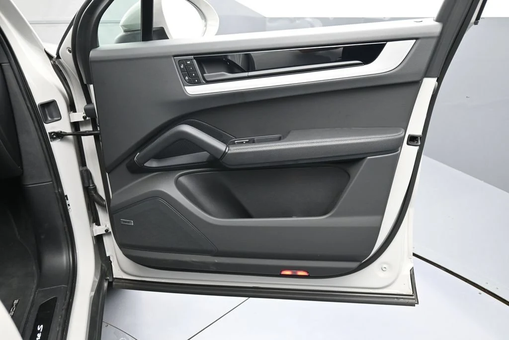2025 Porsche Cayenne S E-Hybrid interior, door panel, Black