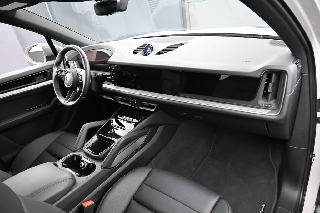 2026 Porsche Cayenne E-Hybrid interior, Black