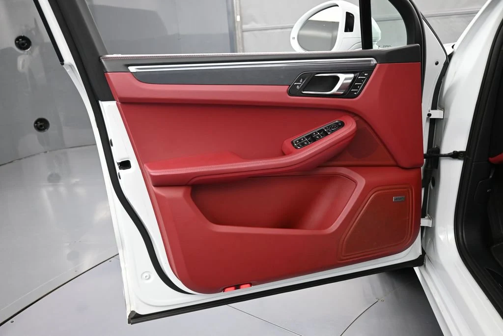 2022 Porsche Macan GTS interior, door panel, Black/Bordeaux Red