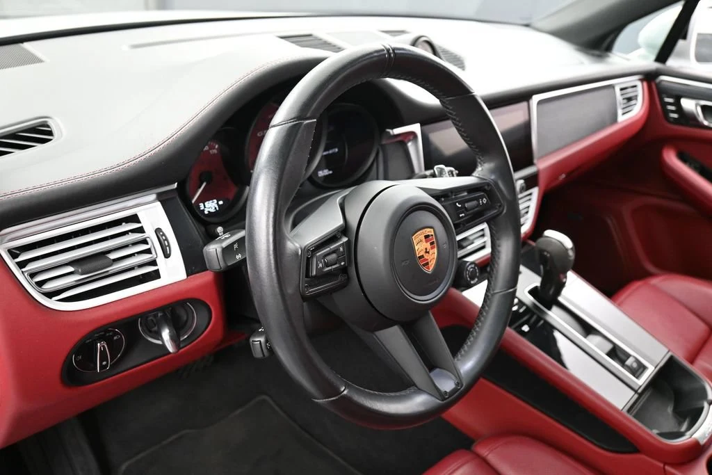 2022 Porsche Macan GTS interior, Black/Bordeaux Red
