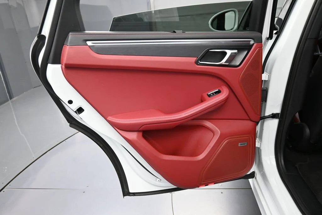 2022 Porsche Macan GTS interior, door panel, Black/Bordeaux Red