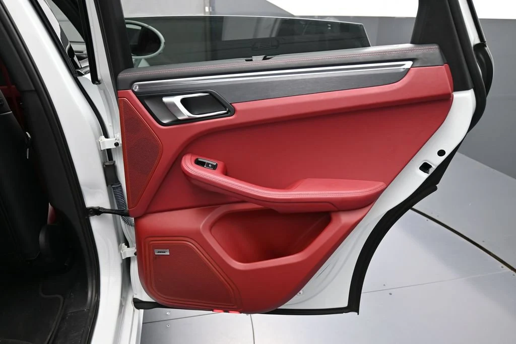 2022 Porsche Macan GTS interior, door panel, Black/Bordeaux Red