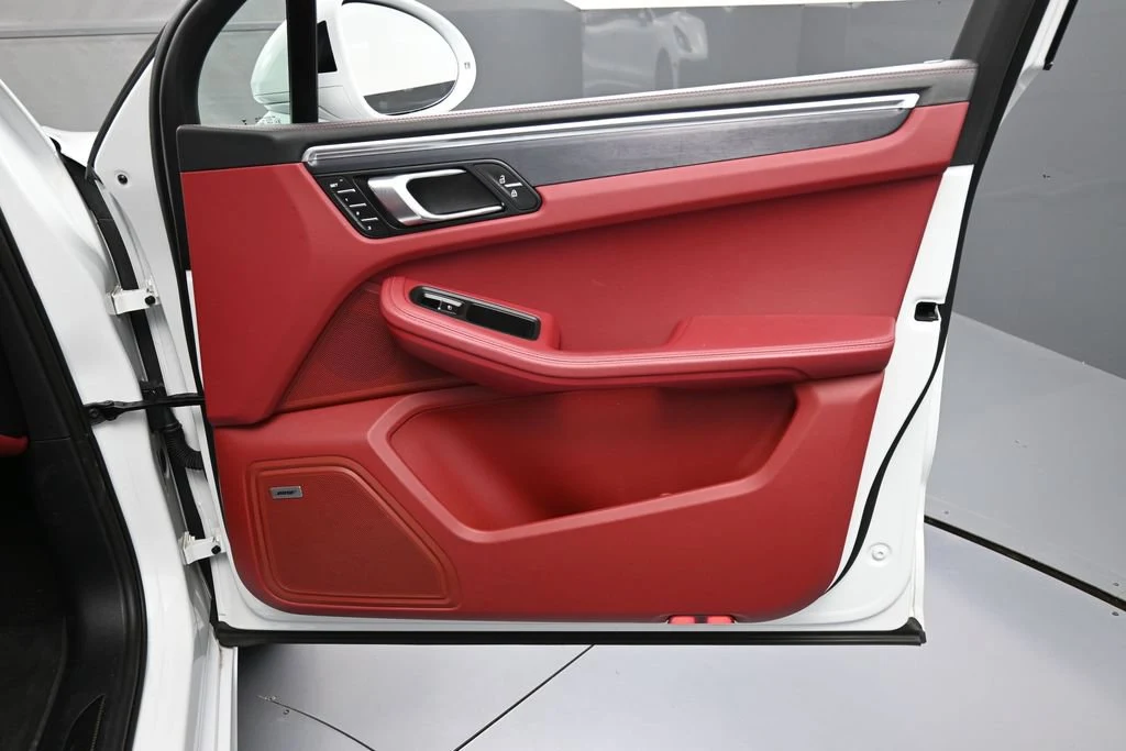 2022 Porsche Macan GTS interior, door panel, Black/Bordeaux Red