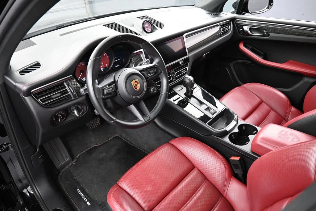 2023 Porsche Macan GTS interior, Black/Bordeaux Red