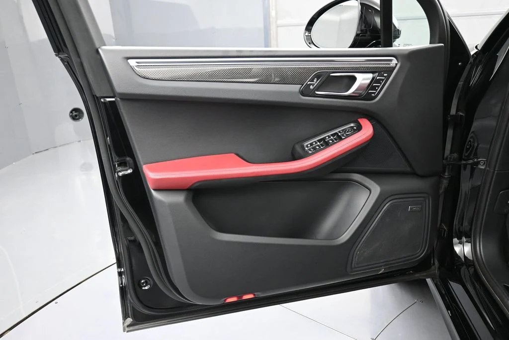 2023 Porsche Macan GTS interior, door panel, Black/Bordeaux Red