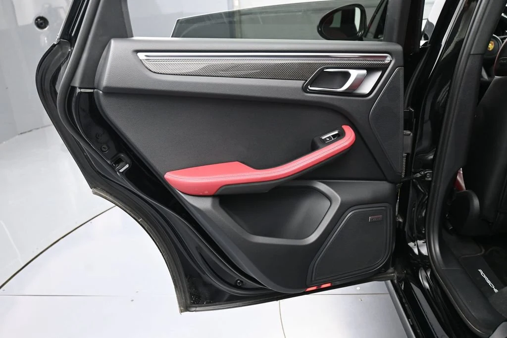 2023 Porsche Macan GTS interior, door panel, Black/Bordeaux Red