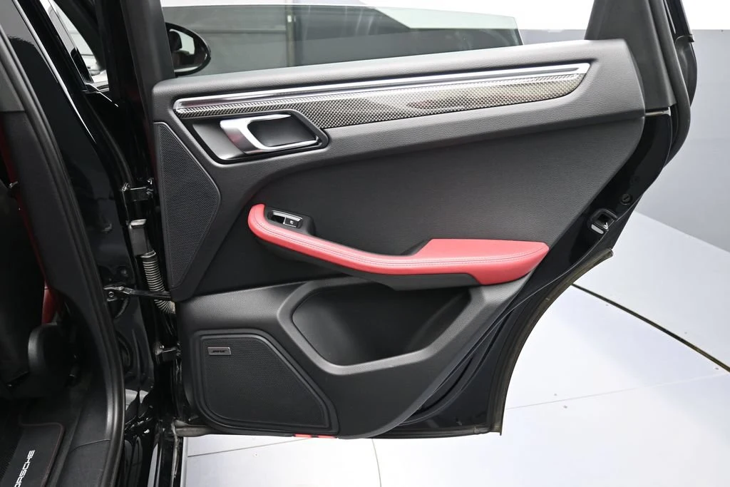 2023 Porsche Macan GTS interior, door panel, Black/Bordeaux Red