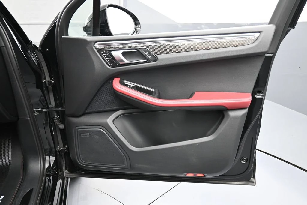 2023 Porsche Macan GTS interior, door panel, Black/Bordeaux Red